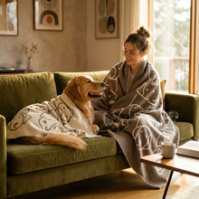 Lade das Bild in den Galerie-Viewer, Hundedecke Dogs von Caruso - weich & flauschig - Hund und Hundehalter auf Sofa