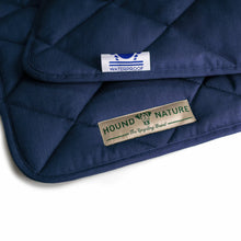 Lade das Bild in den Galerie-Viewer, Öko Hundedecke Davos HOUND&NATURE | Wasserfest & recycelte Materialien | Oeko-Tex® Standard 100 | Blau