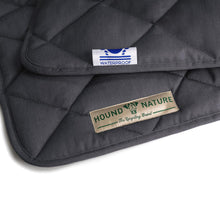 Lade das Bild in den Galerie-Viewer, Öko Hundedecke Davos HOUND&NATURE | Wasserfest & recycelte Materialien | Oeko-Tex® Standard 100 | Grau