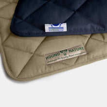 Lade das Bild in den Galerie-Viewer, Öko Wendedecke Davos von HOUND&NATURE | Wasserfest & recycelte Materialien | Oeko-Tex® Standard 100 | Taupe-blau