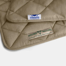 Lade das Bild in den Galerie-Viewer, Öko Hundedecke Davos HOUND&NATURE | Wasserfest & recycelte Materialien | Oeko-Tex® Standard 100 | Taupe