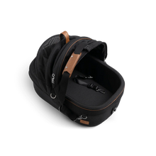 Lade das Bild in den Galerie-Viewer, Isofix Autositz & Transportbox Maeve™ Small Flex von Tavo für Hunde bis 12 kg | GREENGUARD-Gold-Zertifizierung | Farbe: Onyx
