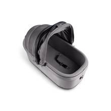 Lade das Bild in den Galerie-Viewer, Isofix Autositz & Transportbox Maeve™ iso7x-R von Tavo für Hunde bis 18 kg | GREENGUARD-Gold-Zertifizierung | Farbe: Merle