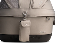 Lade das Bild in den Galerie-Viewer, Isofix Autositz & Transportbox Maeve™ iso5x Wind Tavo | Integriertes Belüftungssystem | für Hunde bis 13.6 kg | GREENGUARD-Gold-Zertifizierung | Tawny