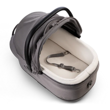 Lade das Bild in den Galerie-Viewer, Isofix Autositz & Transportbox Maeve™ iso6x von Tavo für Hunde bis 18 kg | GREENGUARD-Gold-Zertifizierung | Farbe: Merle