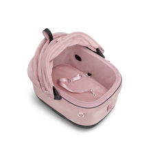 Lade das Bild in den Galerie-Viewer, Isofix Autositz & Transportbox Maeve™ iso5x Wind Tavo | Integriertes Belüftungssystem | für Hunde bis 13.6 kg | GREENGUARD-Gold-Zertifizierung | Sakura | Fräulein Plath
