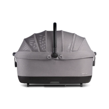 Lade das Bild in den Galerie-Viewer, Isofix Autositz & Transportbox Maeve™ iso7x-R von Tavo für Hunde bis 18 kg | GREENGUARD-Gold-Zertifizierung | Farbe: Merle