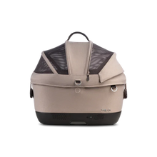 Lade das Bild in den Galerie-Viewer, Isofix Autositz & Transportbox Maeve™ iso5x Wind Tavo | Integriertes Belüftungssystem | für Hunde bis 13.6 kg | GREENGUARD-Gold-Zertifizierung | Fawn