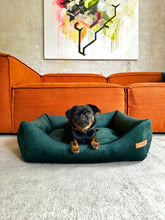 Lade das Bild in den Galerie-Viewer, Premium Hundebett Rexproduct | Recycelte Materialien & schadstofffrei | Dunkelgrün | 9 versch. Matratzenfarben