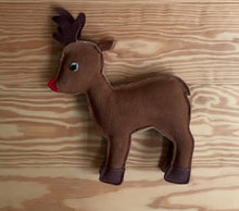 Laden und Abspielen von Videos im Galerie-Viewer, Nachhaltiges Leder Hundespielzeug "Rudolph Rentier" | Schadstofffrei & robust | Drolliges Weihnachtsgeschenk