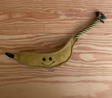 Laden und Abspielen von Videos im Galerie-Viewer, Fräulein Plath Video Barne Banane nachhaltig robust Hundespielzeug Leder unzerstörbar Video