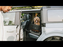 Laden und Abspielen von Videos im Galerie-Viewer, Isofix Autositz & Transportbox Maeve™ Small Flex von Tavo für Hunde bis 12 kg | GREENGUARD-Gold-Zertifizierung | Farbe: Brindle