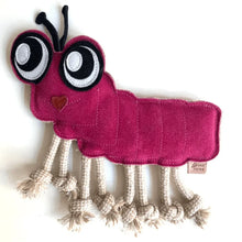 Lade das Bild in den Galerie-Viewer, Nachhaltiges Fräulein Plath Hundespielzeug "Ruby Raupe" | 100% schadstofffrei | Upcycling Leder