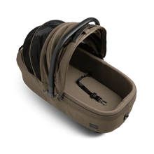 Lade das Bild in den Galerie-Viewer, Isofix Autositz & Transportbox Maeve™ Medium Rigid von Tavo für Hunde bis 13.6 kg | GREENGUARD-Gold-Zertifizierung | Farbe: Brindle