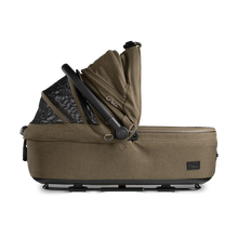 Lade das Bild in den Galerie-Viewer, Isofix Autositz & Transportbox Maeve™ Medium Rigid von Tavo für Hunde bis 13.6 kg | GREENGUARD-Gold-Zertifizierung | Farbe: Brindle