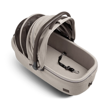 Lade das Bild in den Galerie-Viewer, Isofix Autositz & Transportbox Maeve™ Medium Rigid von Tavo für Hunde bis 13.6 kg | GREENGUARD-Gold-Zertifizierung | Farbe: Fawn