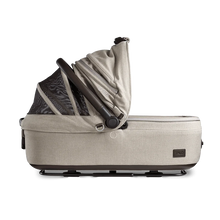 Lade das Bild in den Galerie-Viewer, Isofix Autositz & Transportbox Maeve™ Medium Rigid von Tavo für Hunde bis 13.6 kg | GREENGUARD-Gold-Zertifizierung | Farbe: Fawn
