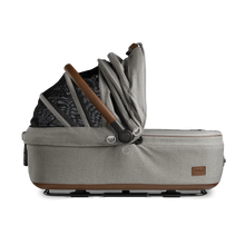 Lade das Bild in den Galerie-Viewer, Isofix Autositz & Transportbox Maeve™ Medium Rigid von Tavo für Hunde bis 13.6 kg | GREENGUARD-Gold-Zertifizierung | Farbe: Merle