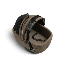 Lade das Bild in den Galerie-Viewer, Isofix Autositz & Transportbox Maeve™ Small Flex von Tavo für Hunde bis 12 kg | GREENGUARD-Gold-Zertifizierung | Farbe: Brindle