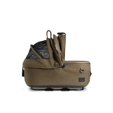 Lade das Bild in den Galerie-Viewer, Isofix Autositz & Transportbox Maeve™ Small Flex von Tavo für Hunde bis 12 kg | GREENGUARD-Gold-Zertifizierung | Farbe: Brindle