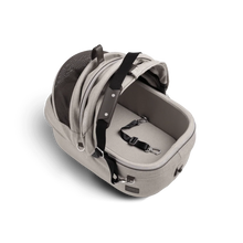 Lade das Bild in den Galerie-Viewer, Isofix Autositz & Transportbox Maeve™ Small Flex von Tavo für Hunde bis 12 kg | GREENGUARD-Gold-Zertifizierung | Farbe: Fawn