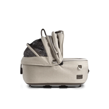 Lade das Bild in den Galerie-Viewer, Isofix Autositz & Transportbox Maeve™ Small Flex von Tavo für Hunde bis 12 kg | GREENGUARD-Gold-Zertifizierung | Farbe: Fawn