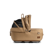 Lade das Bild in den Galerie-Viewer, Isofix Autositz & Transportbox Maeve™ Small Flex von Tavo für Hunde bis 12 kg | GREENGUARD-Gold-Zertifizierung | Farbe: Sable