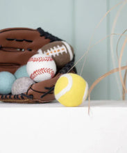 Lade das Bild in den Galerie-Viewer, Tennisball für Hunde | Nachhaltiges Hundespielzeug | 100% schadstofffrei & Schafwolle | Zahnpflegend & schwimmfähig