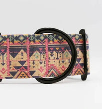 Lade das Bild in den Galerie-Viewer, Hundehalsband mit Dornschnalle | Korkleder | Umweltfreundlich | Robust & Vegan | Ethno Pink/Schwarz