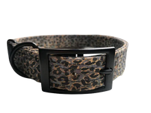 Lade das Bild in den Galerie-Viewer, Hundehalsband mit Dornschnalle | Korkleder | Umweltfreundlich | Robust & Vegan | Leo blau/schwarz