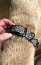 Lade das Bild in den Galerie-Viewer, Hundehalsband mit Dornschnalle | Korkleder | Umweltfreundlich | Robust & Vegan | Leo blau/schwarz