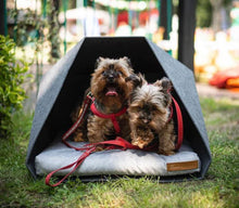 Lade das Bild in den Galerie-Viewer, Indoor Hundehütte "PetPocket" von Rexproduct | 100% recycelt | Hellgrau | Matratze aus 9 Farben wählbar
