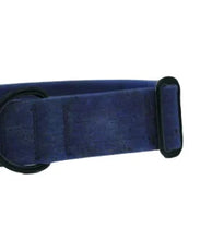 Lade das Bild in den Galerie-Viewer, Hundehalsband mit Dornschnalle | Korkleder | Umweltfreundlich | Robust & Vegan | Denim/Schwarz