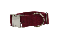 Lade das Bild in den Galerie-Viewer, Hundehalsband mit Klickverschluss | Korkleder | Umweltfreundlich | Robust & Vegan | Dunkelrot/Silber