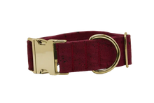 Lade das Bild in den Galerie-Viewer, Hundehalsband mit Klickverschluss | Korkleder | Umweltfreundlich | Robust & Vegan | Dunkelrot/Gold