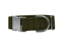 Lade das Bild in den Galerie-Viewer, Hundehalsband mit Klickverschluss | Korkleder | Umweltfreundlich | Robust & Vegan | Olive/Silber