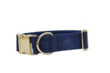 Lade das Bild in den Galerie-Viewer, Hundehalsband mit Klickverschluss | Korkleder | Umweltfreundlich | Robust & Vegan | Denim/Gold