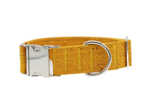 Lade das Bild in den Galerie-Viewer, Hundehalsband mit Klickverschluss | Korkleder | Umweltfreundlich | Robust & Vegan | Senf/Silber