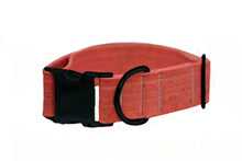 Lade das Bild in den Galerie-Viewer, Hundehalsband mit Klickverschluss | Korkleder | Umweltfreundlich | Robust & Vegan | Coral/Schwarz