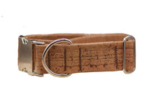 Lade das Bild in den Galerie-Viewer, Hundehalsband mit Klickverschluss | Korkleder | Umweltfreundlich | Robust & Vegan | Tabak/Silber