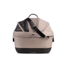 Lade das Bild in den Galerie-Viewer, Isofix Autositz &amp; Transportbox Maeve™ iso5x Wind Tavo | Integriertes Belüftungssystem | für Hunde bis 13.6 kg | GREENGUARD-Gold-Zertifizierung | Fawn
