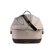 Lade das Bild in den Galerie-Viewer, Isofix Autositz &amp; Transportbox Maeve™ iso5x Wind Tavo | Integriertes Belüftungssystem | für Hunde bis 13.6 kg | GREENGUARD-Gold-Zertifizierung | Tawny
