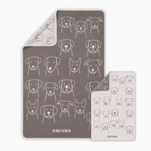 Lade das Bild in den Galerie-Viewer, Hundedecke Dogs von Caruso - weich &amp; flauschig -  Global Recycled Standard zertifiziert
