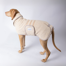 Lade das Bild in den Galerie-Viewer, Hundebademantel Cozy Hug von Caruso - OEKO-TEX® zertifiziert - 3 Farben &amp; 6 Größen Beige | Fräulein Plath
