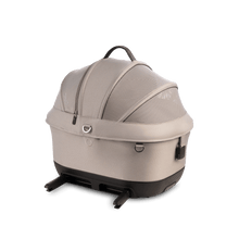 Lade das Bild in den Galerie-Viewer, Isofix Autositz &amp; Transportbox Maeve™ iso5x Wind Tavo | Integriertes Belüftungssystem | für Hunde bis 13.6 kg | GREENGUARD-Gold-Zertifizierung | Tawny
