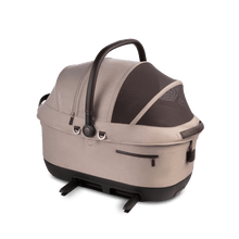 Lade das Bild in den Galerie-Viewer, Isofix Autositz &amp; Transportbox Maeve™ iso6x Wind Tavo | Integriertes Belüftungssystem | für Hunde bis 18 kg | GREENGUARD-Gold-Zertifizierung | Fawn
