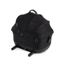 Lade das Bild in den Galerie-Viewer, Tavo Maeve iso5x Wind in Onyx mit geschlossenem Netzverdeck und ausgefahrenen ISOFIX-Konnektoren
