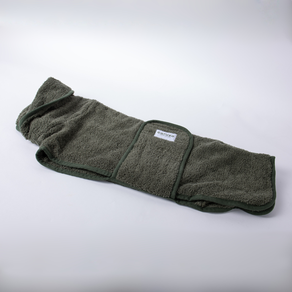 Hundebademantel Cozy Hug von Caruso - OEKO-TEX® zertifiziert - Waldgrün - 6 Größen - gefaltet