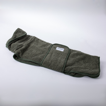 Lade das Bild in den Galerie-Viewer, Hundebademantel Cozy Hug von Caruso - OEKO-TEX® zertifiziert - 3 Farben &amp; 6 Größen | Fräulein Plath
