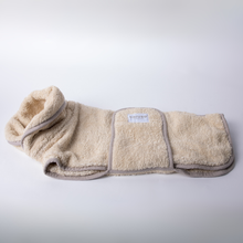 Lade das Bild in den Galerie-Viewer, Hundebademantel Cozy Hug von Caruso - OEKO-TEX® zertifiziert - Beige - 6 Größen - zusammengelegt
